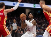 开云体育下载-猛龙鏖战江苏队，米切尔惊艳四座