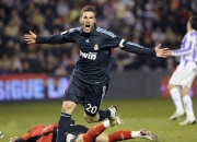 开云官网-石宇奇统治全场，日本队绝杀韩国队，羽坛新秩序的震撼宣言