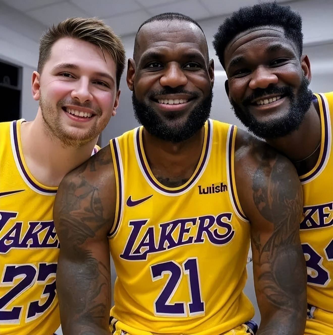 包含湖人轻取凯尔特人B队，瓦兰丘纳斯关键制胜的词条