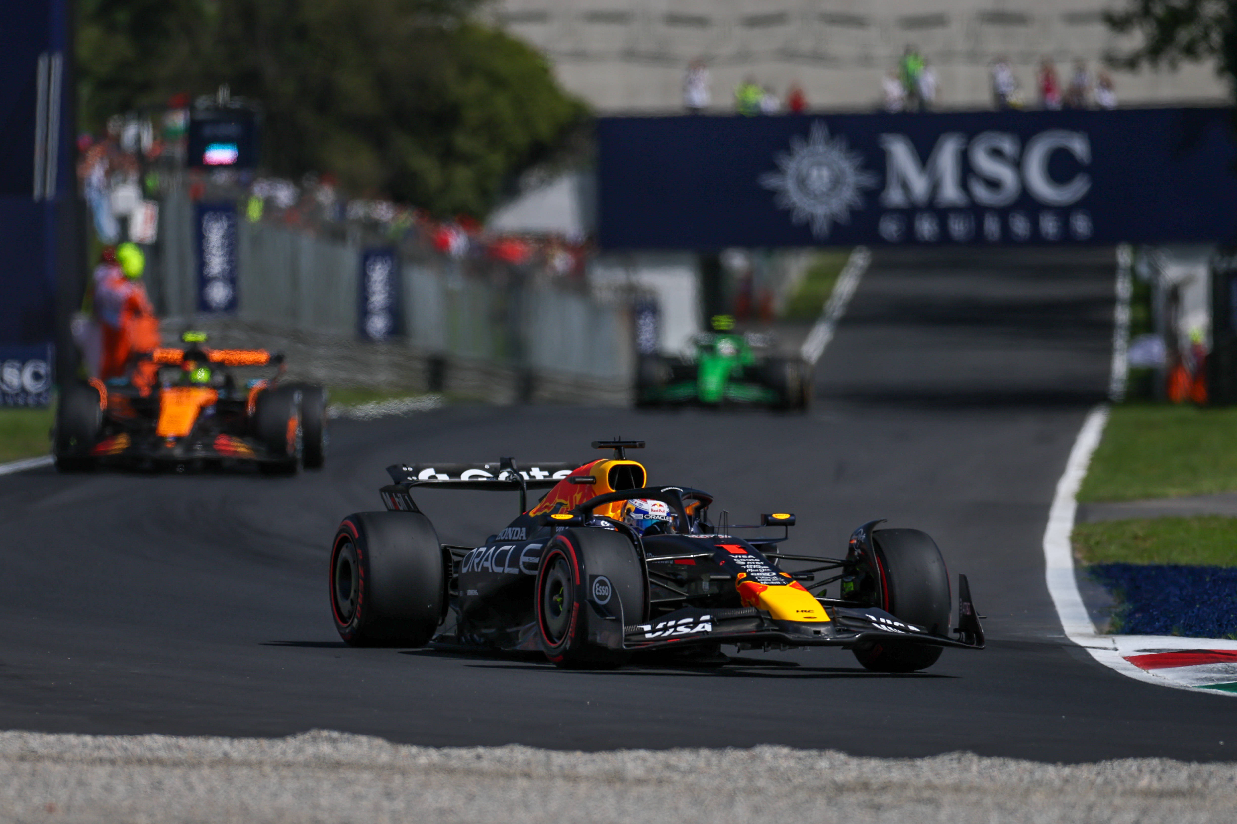 红牛车队翻盘迈凯伦，诺里斯带队取胜