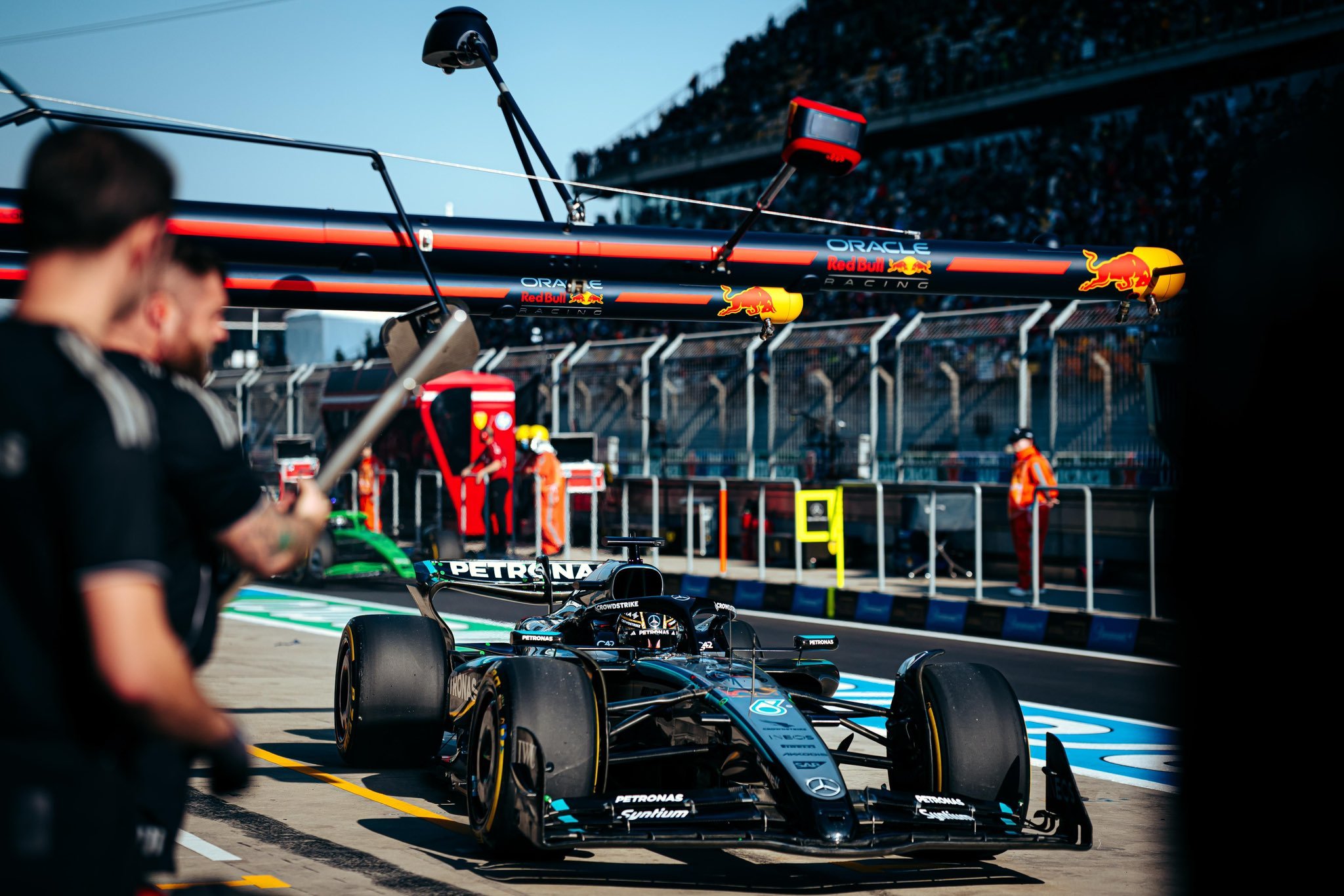 包含哈斯车队翻盘梅赛德斯，拉塞尔点燃赛场的词条