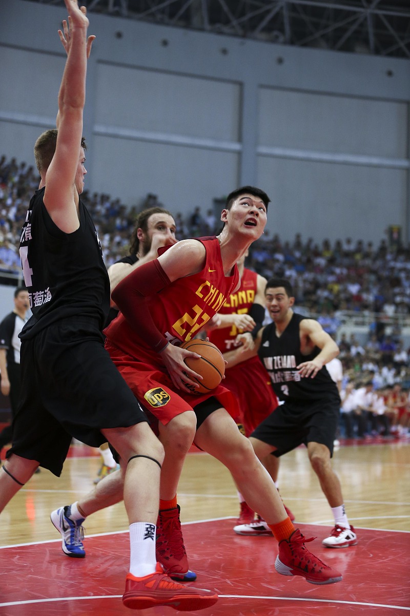 职业篮球联赛中球队实力对决激烈