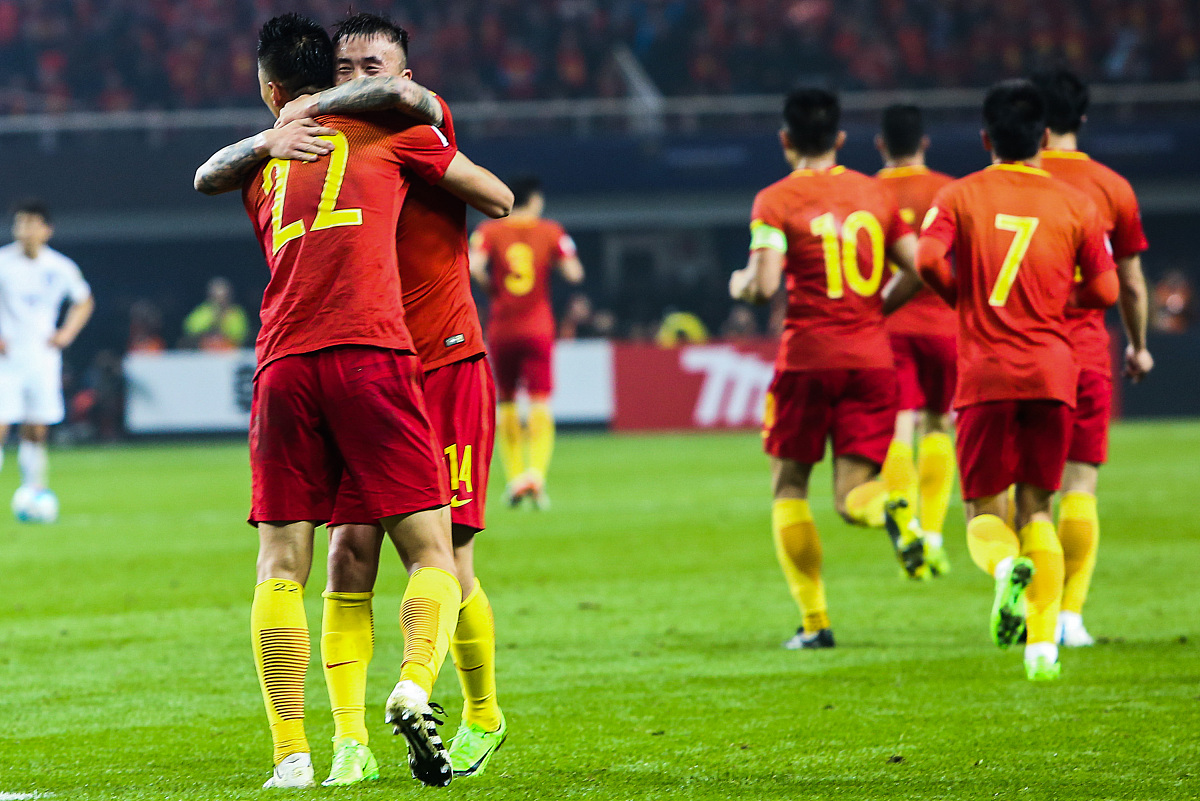 国家队在赛场上积极争夺胜利