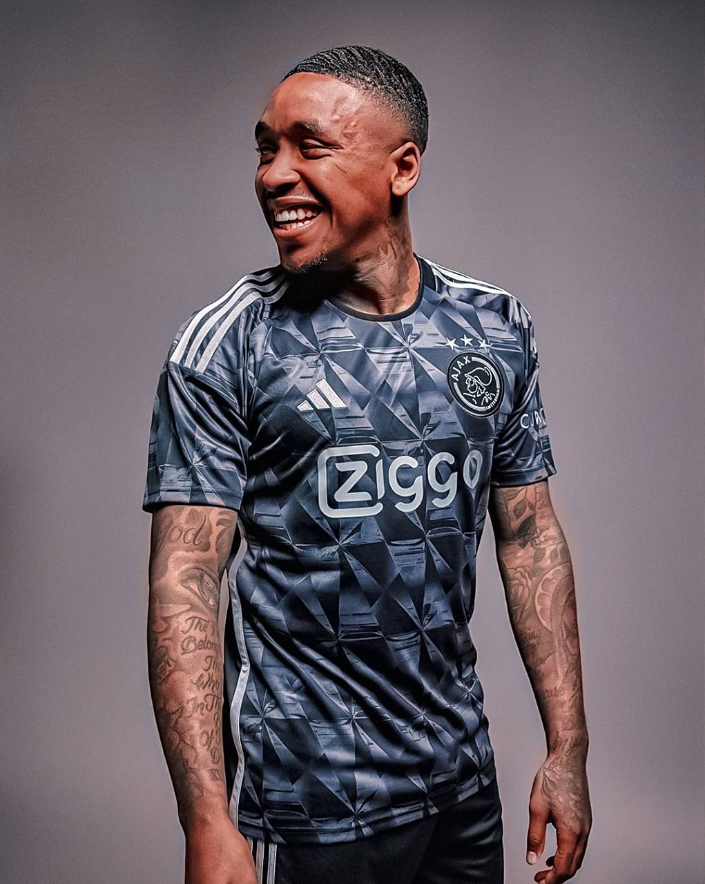 阿贾克斯宣布新赛季主场球衣设计
