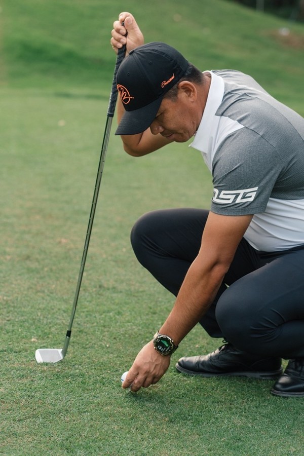 瑞士男子高尔夫球员在赛场上脱颖而出