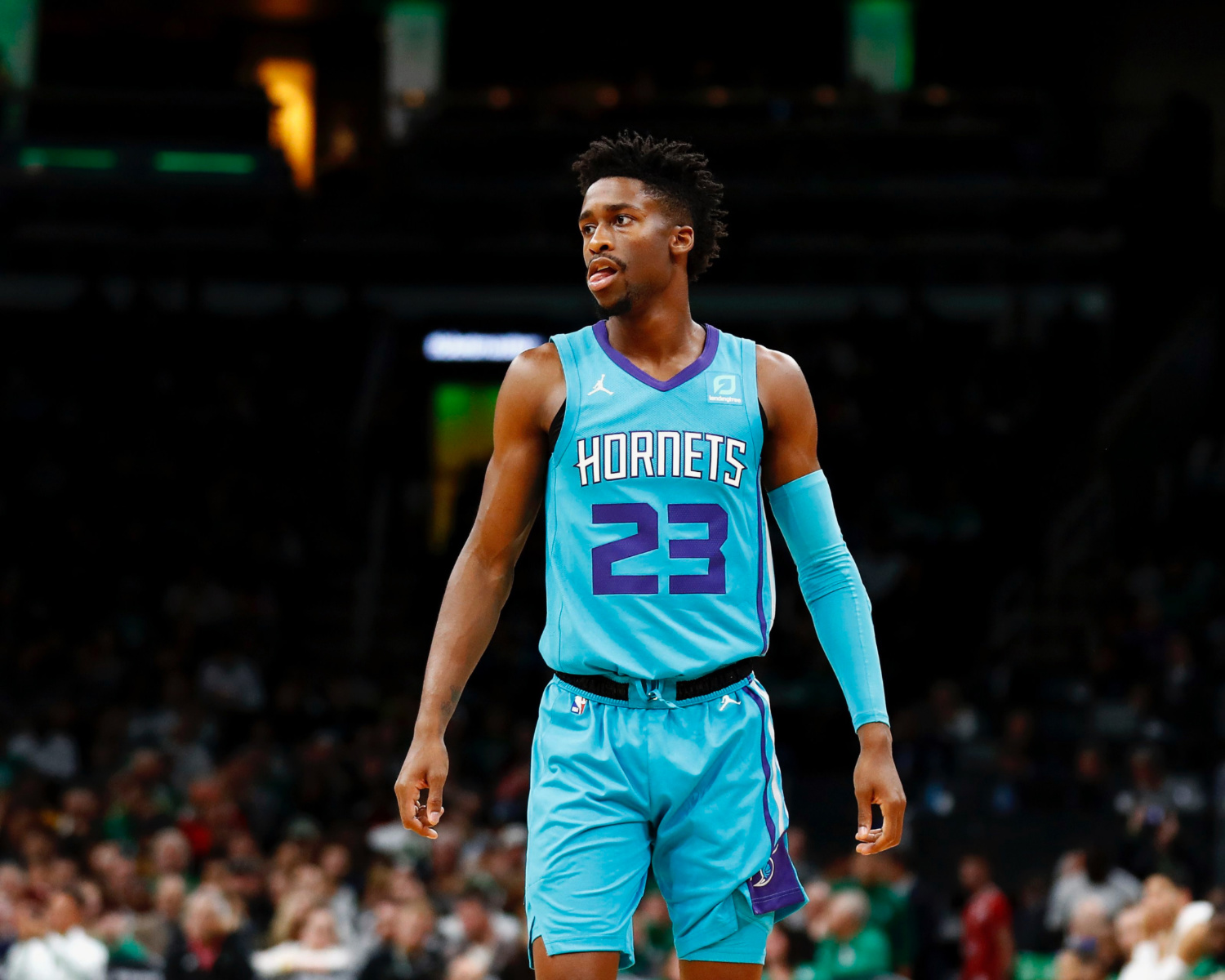 西蒙斯三分球得分稳定，人队员展现全方位实力