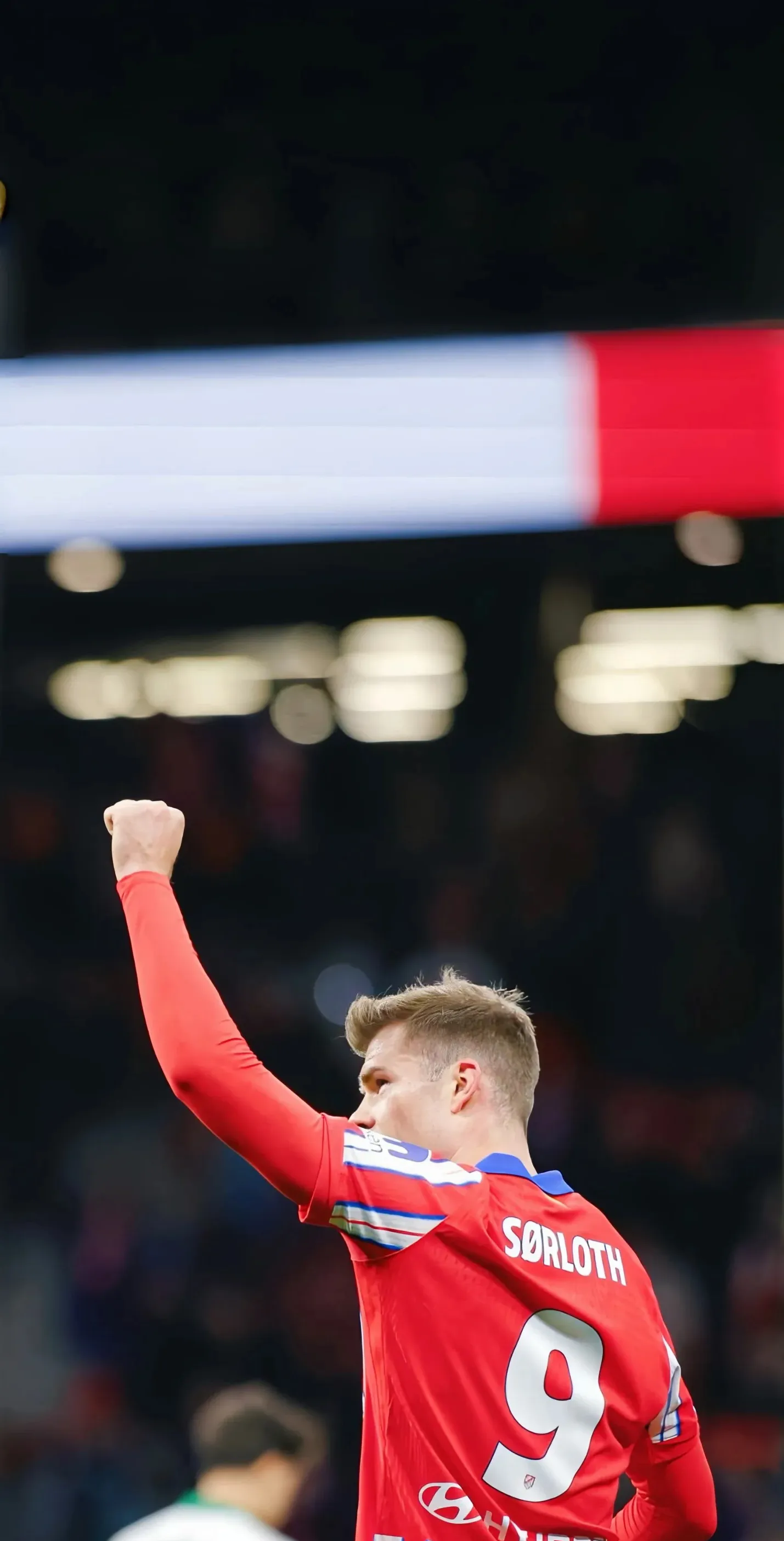 包含马竞主裁遭技能球伤倒足球情怀感动球迷的词条