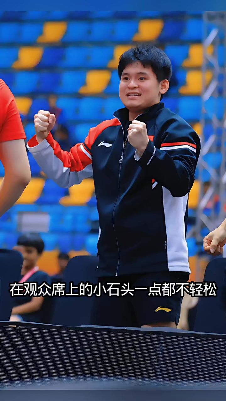 比赛中受伤的球员为队友加油