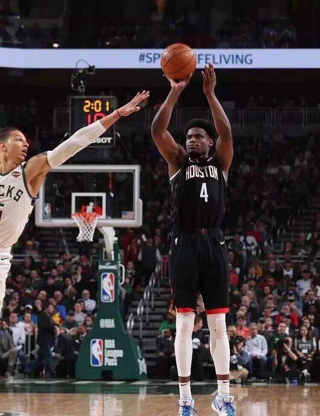 雄鹿拦截成功，客场赢球，士气高涨的简单介绍