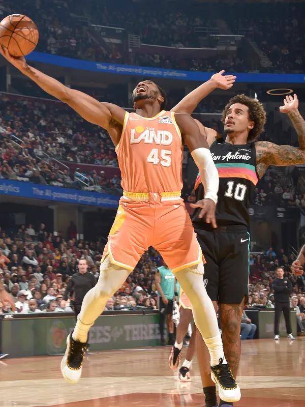 巴西男篮完胜马刺,米切尔送出助攻 巴西男篮完胜马刺,米切尔送出助攻