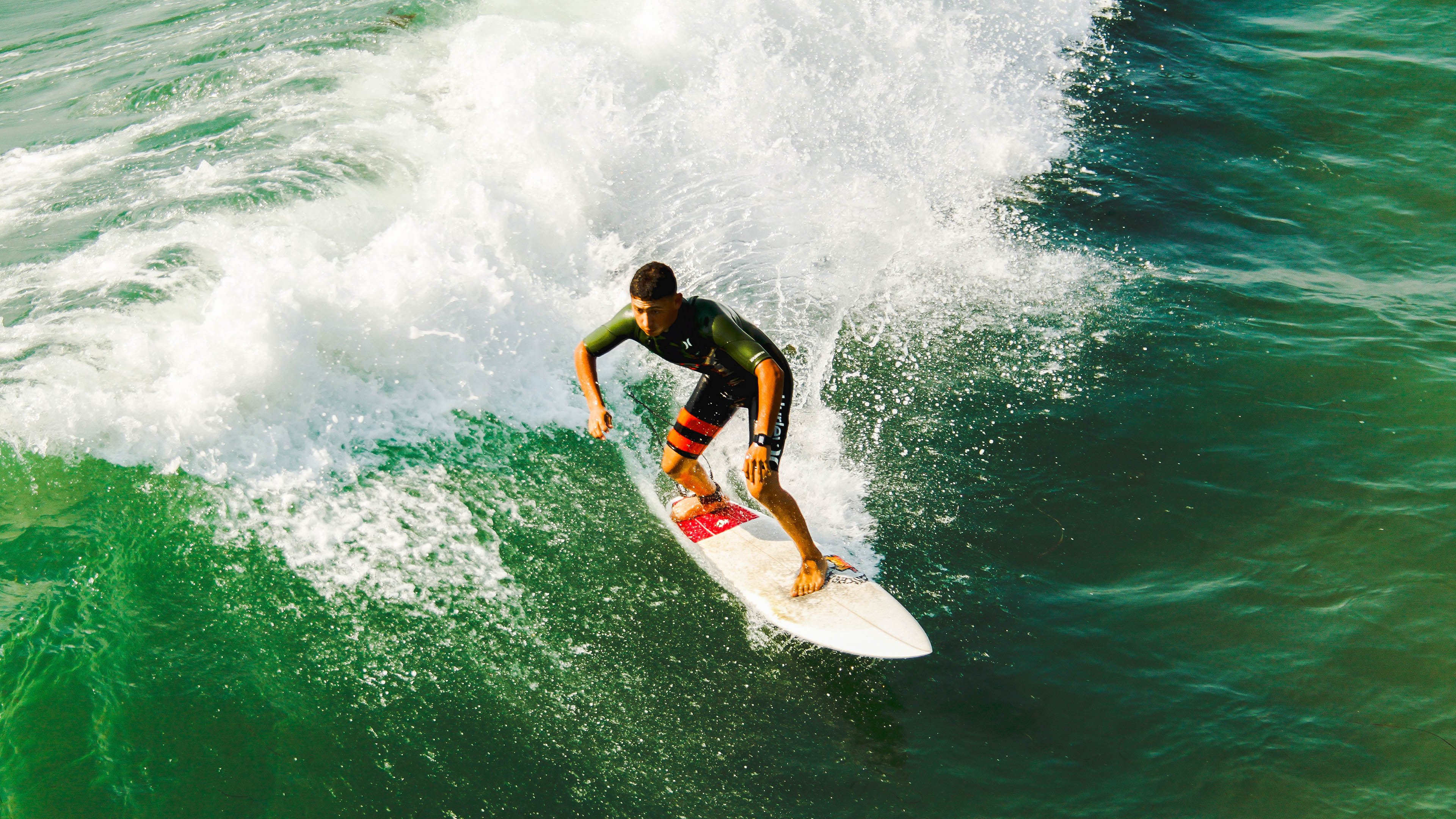 F1新赛季揭幕战之夜，布克如何用跨界魅力刷满存在感